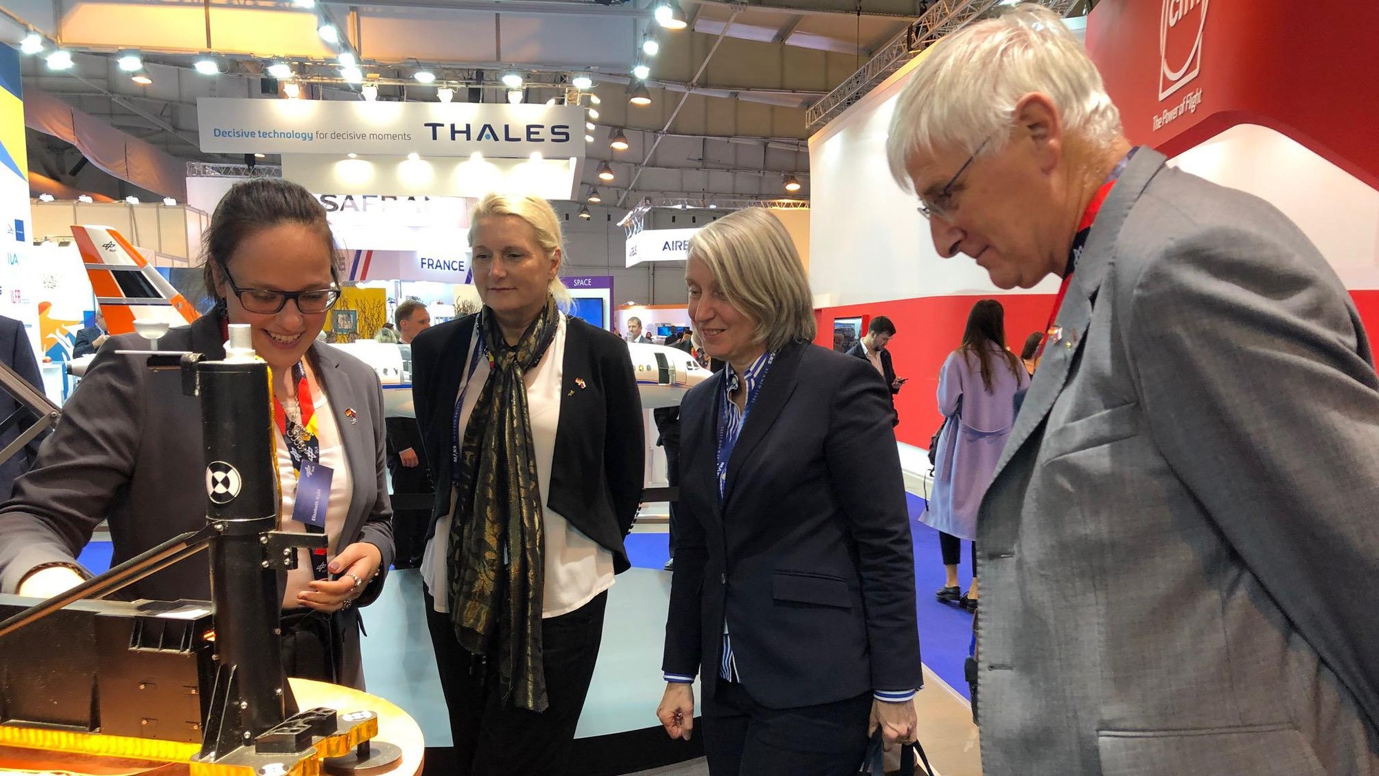 Beate Grzeski visits DLR stand