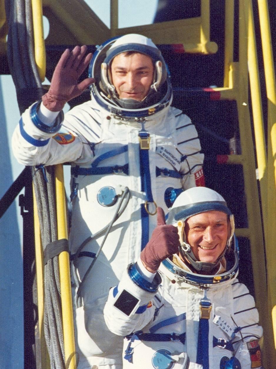Sigmund Jähn und Waleri Fjodorowitsch Bykowski vor dem Start 1978
