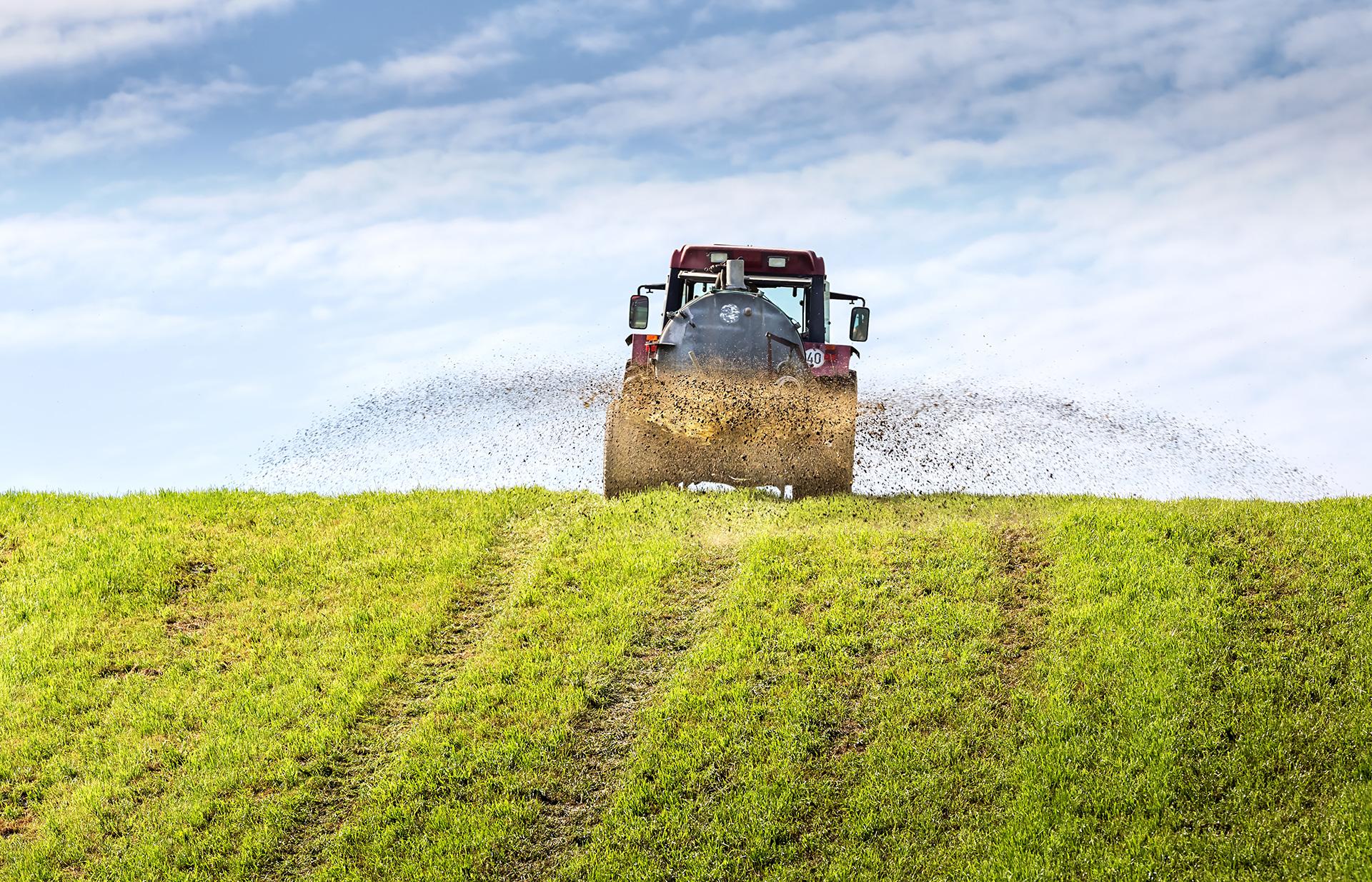 Application of processed fertiliser solution (derived from raw manure) on the fields