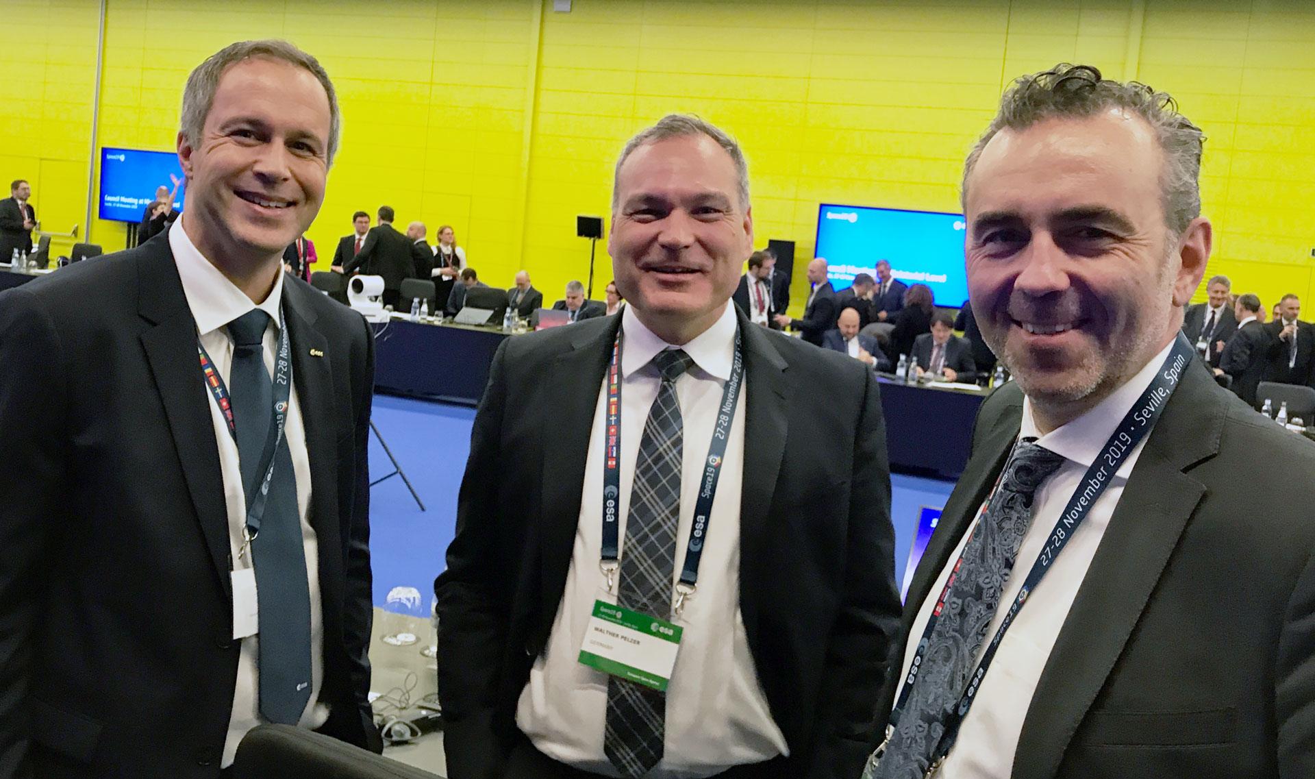 Thomas Jarzombek und Dr. Walther Pelzer, DLR Vorstand für das Raumfahrtmanagement (Mitte). Beide hier im Gespräch mit Daniel Neuenschwander, ESA-Direktor für Trägersysteme