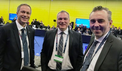 Thomas Jarzombek und Dr. Walther Pelzer, DLR Vorstand für das Raumfahrtmanagement (Mitte). Beide hier im Gespräch mit Daniel Neuenschwander, ESA-Direktor für Trägersysteme