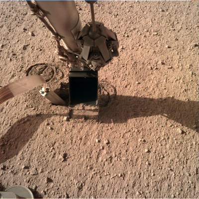 Der robotische Arm des InSight-Landers am "Mauwurfsloch"