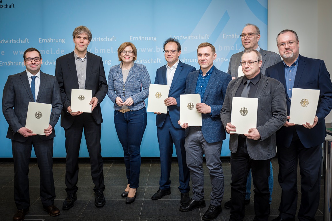 German Federal Minister of Food and Agriculture Julia Klöckner with representatives of the AgriSens project at the formal handing over of the funding confirmation in Berlin