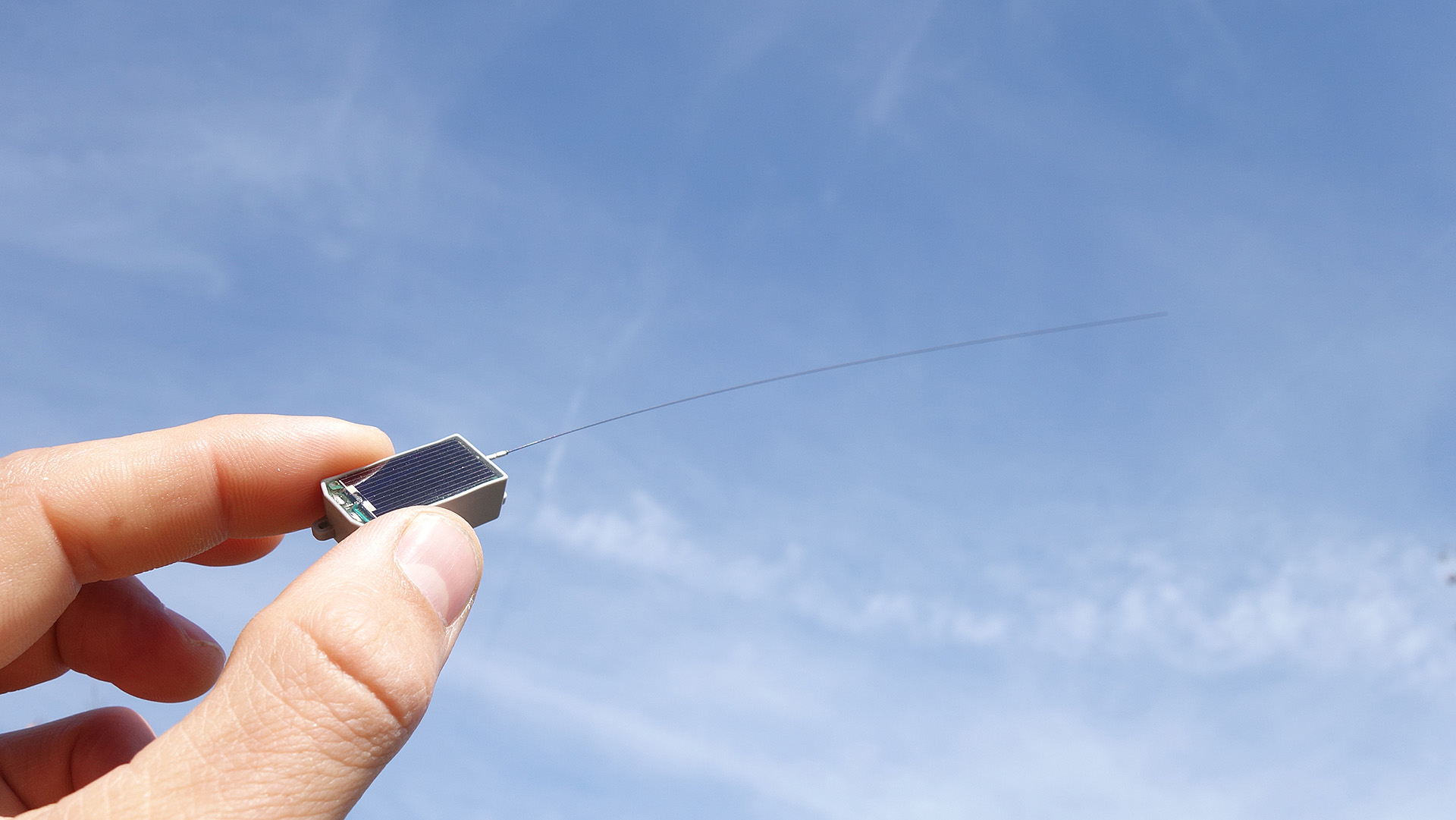 Miniature transmitter for the ICARUS experiment