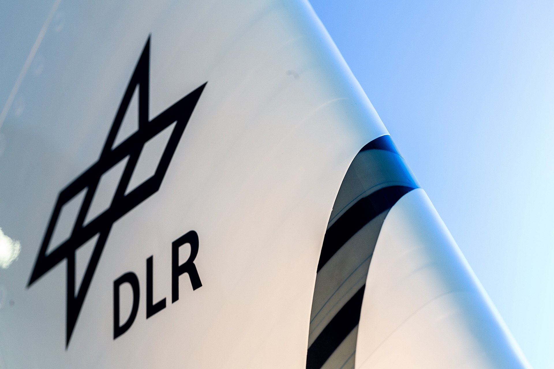 Wing skin made of synthetic rubber and glass-fibre reinforced composite strips