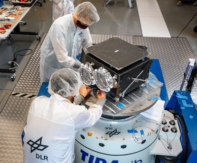 Model of the MMX Rover undergoing vibration tests