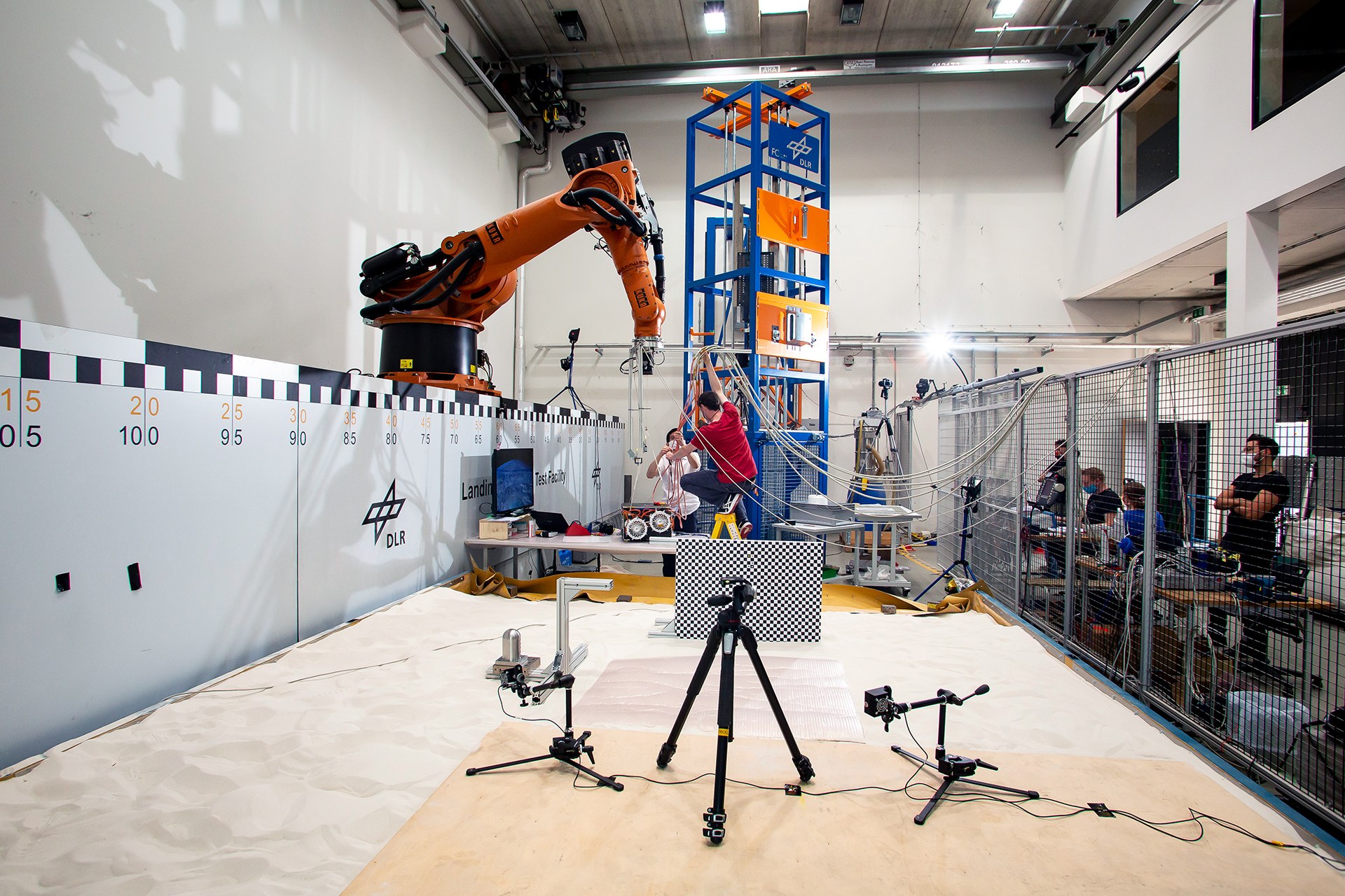 Drop tests in the DLR Landing and Mobility Test Facility