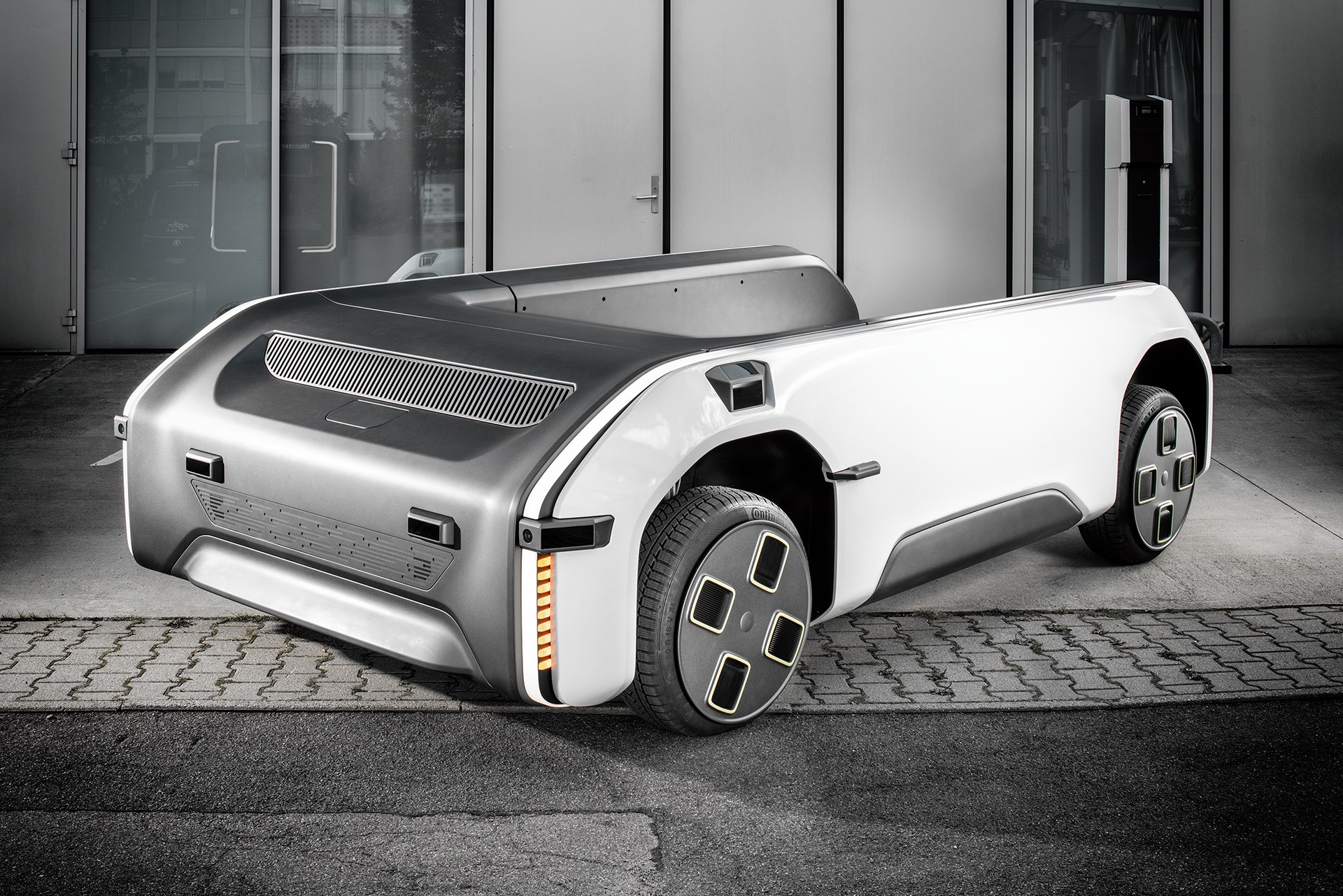 Separation of the driveboard and the capsule-shaped components