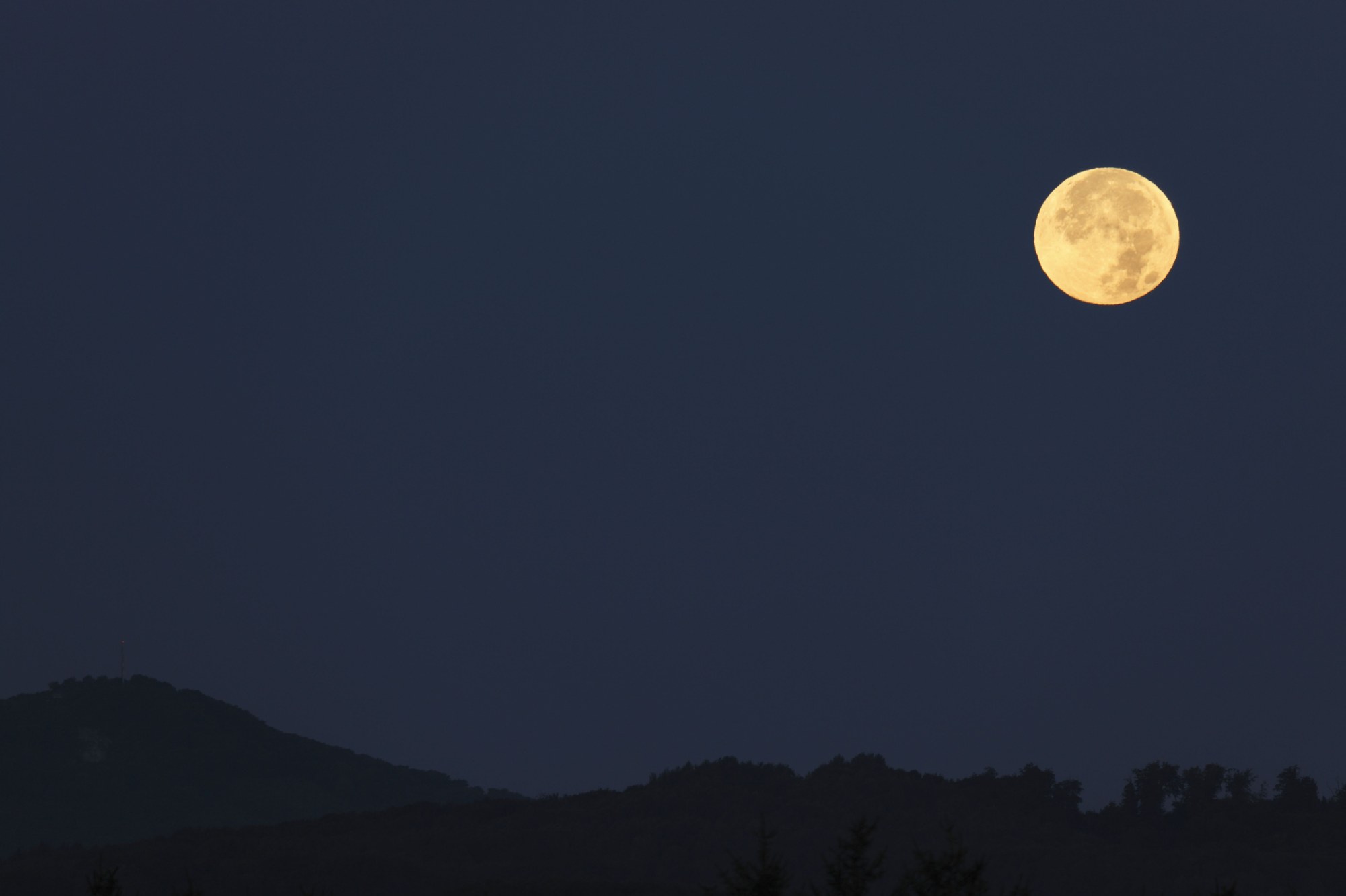 The Moon over Earth – extremes of planetary evolution