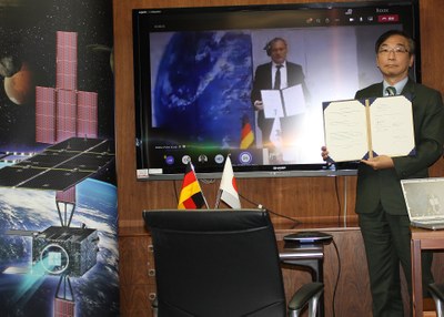 Signing of the agreement for the Japanese-German mission DESTNIY+