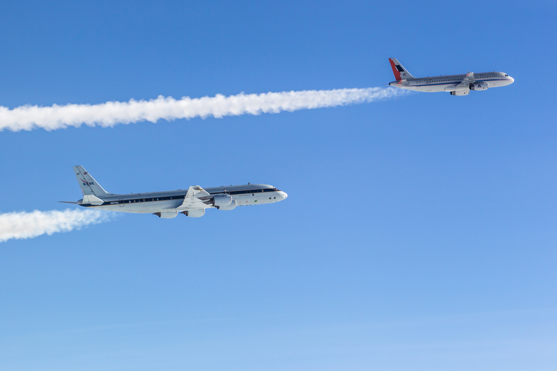 NASA’s DC-8 and DLR’s A320 ATRA aircraft in flight