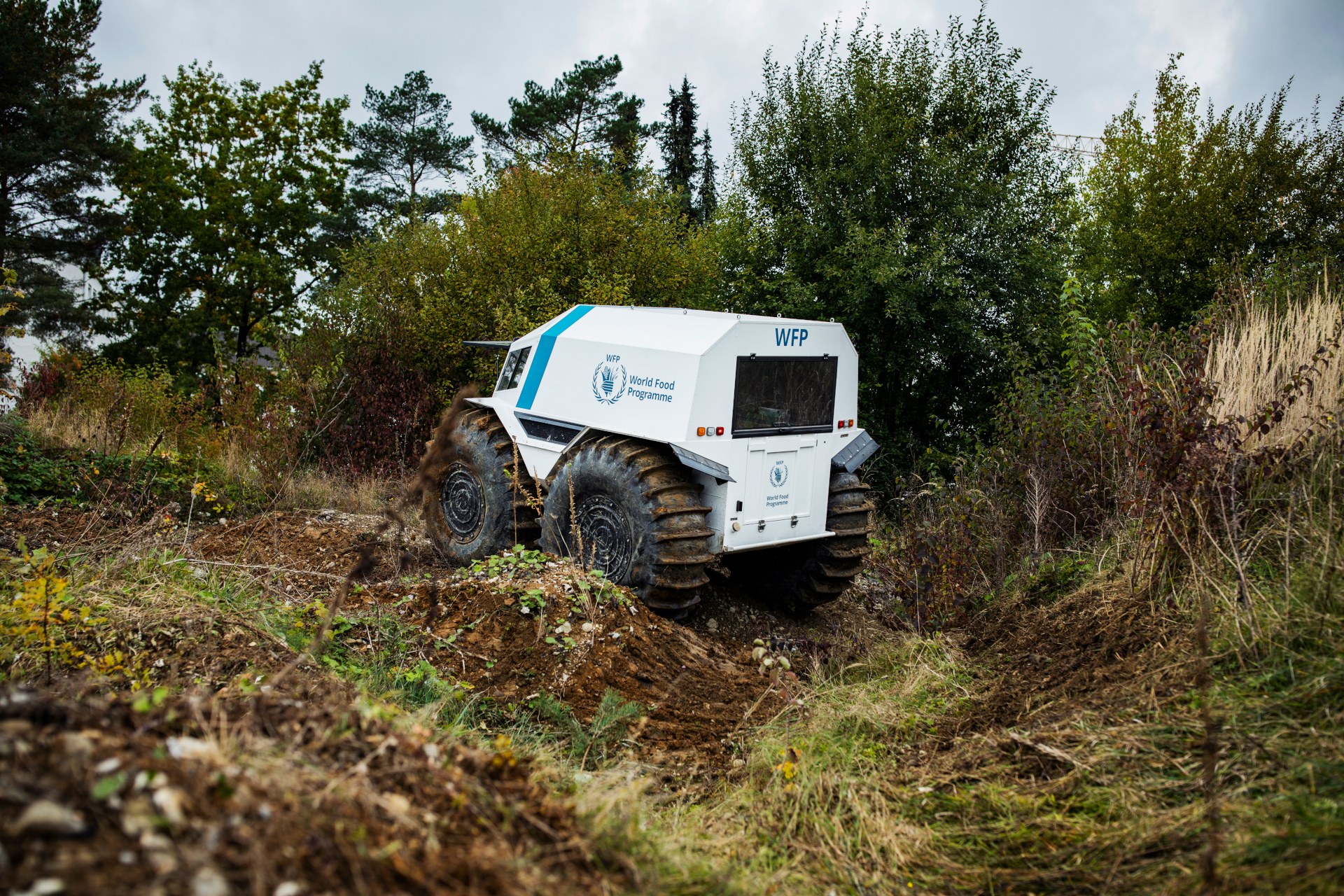 Off-road vehicle in difficult terrain