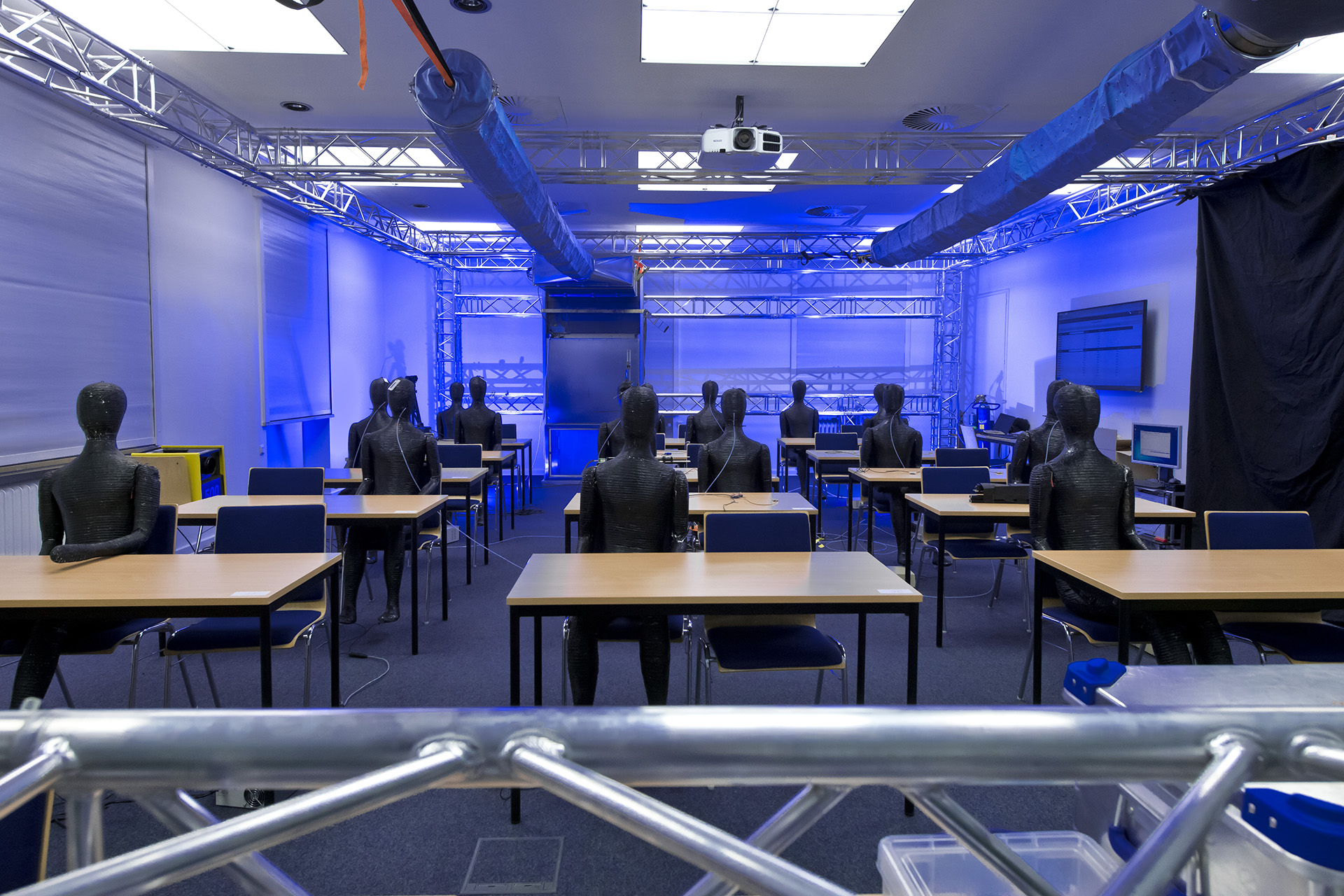 Mannequins arranged in the DLR test room in Göttingen