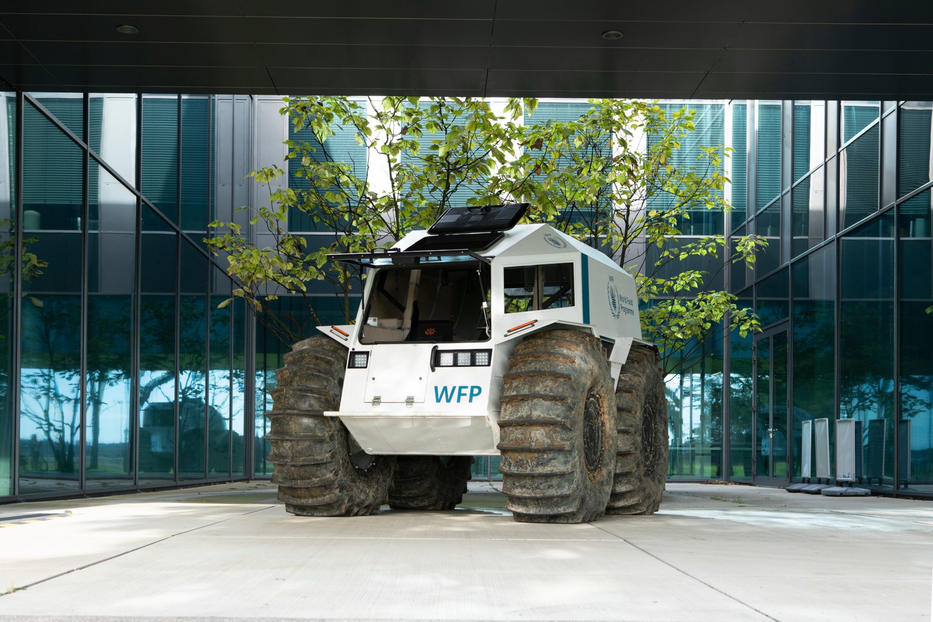 Off-road vehicle in front of the DLR Institute of Robotics and Mechatronics