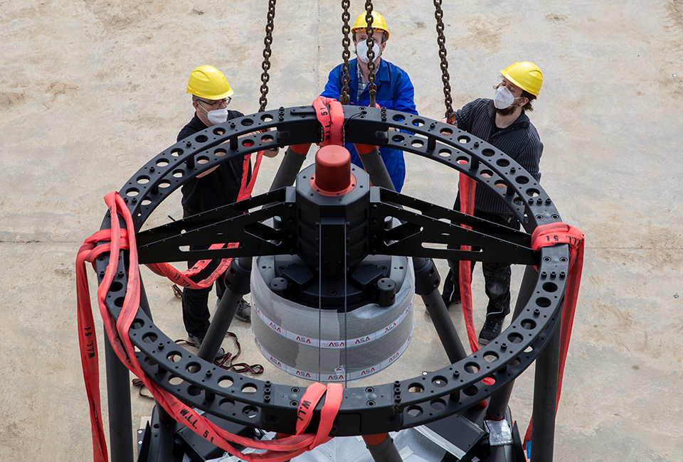 Precision teamwork during the assembly of the telescope