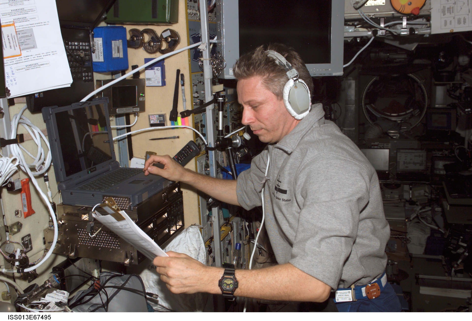 Astronaut Thomas Reiter operating the 'PK-3 Plus' control computer in July 2006, during his Astrolab mission on the ISS