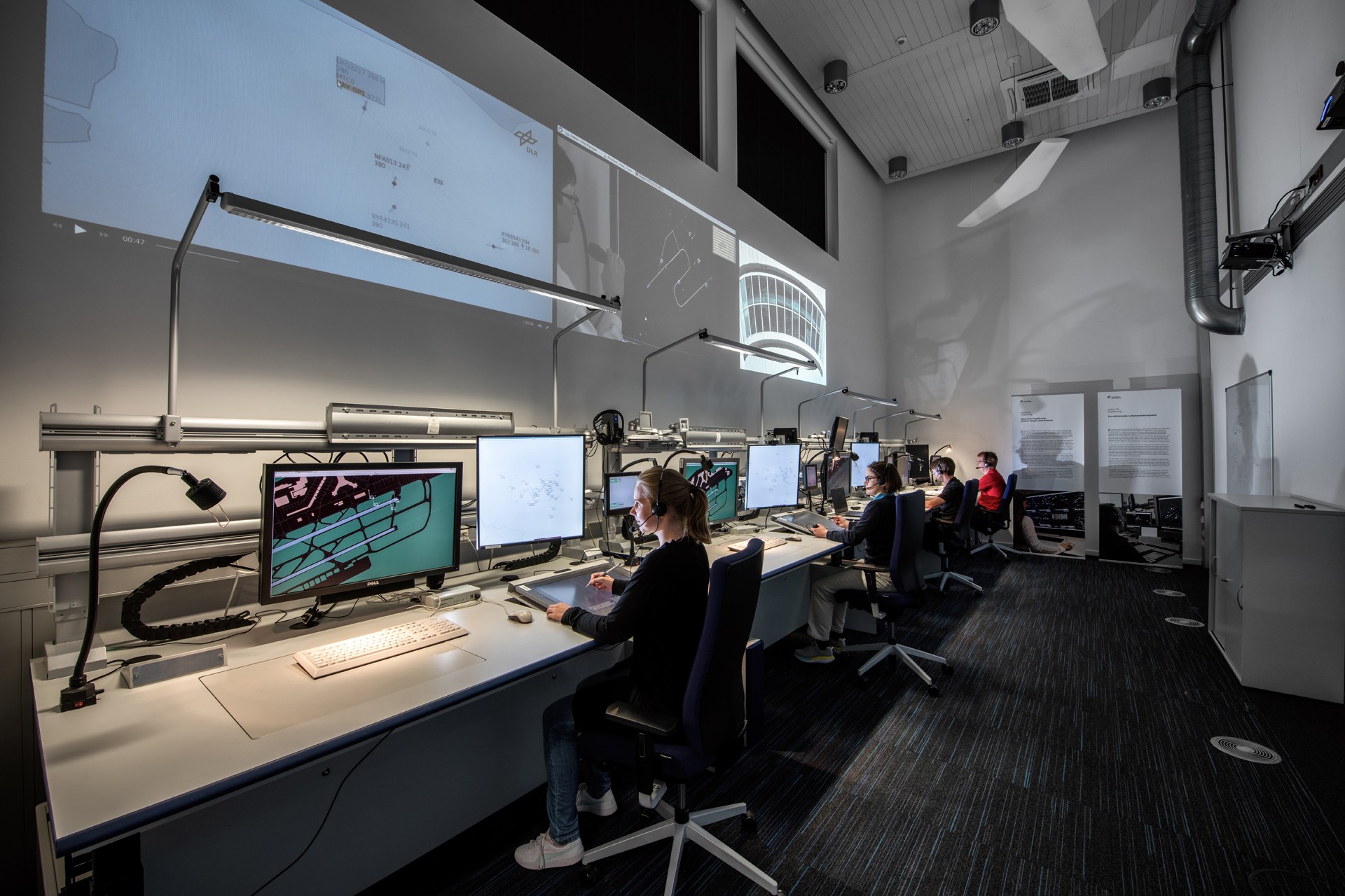 Real-time simulation of air traffic situations in the ATMOS simulator