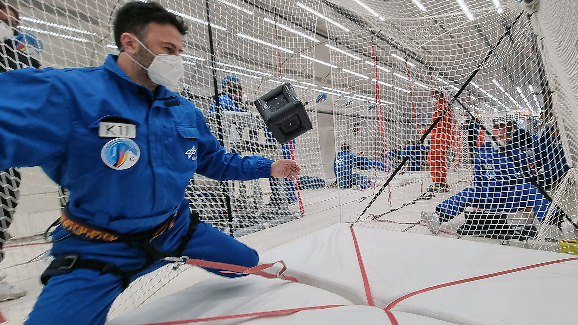 Experiment on the stabilisation of attitude control systems