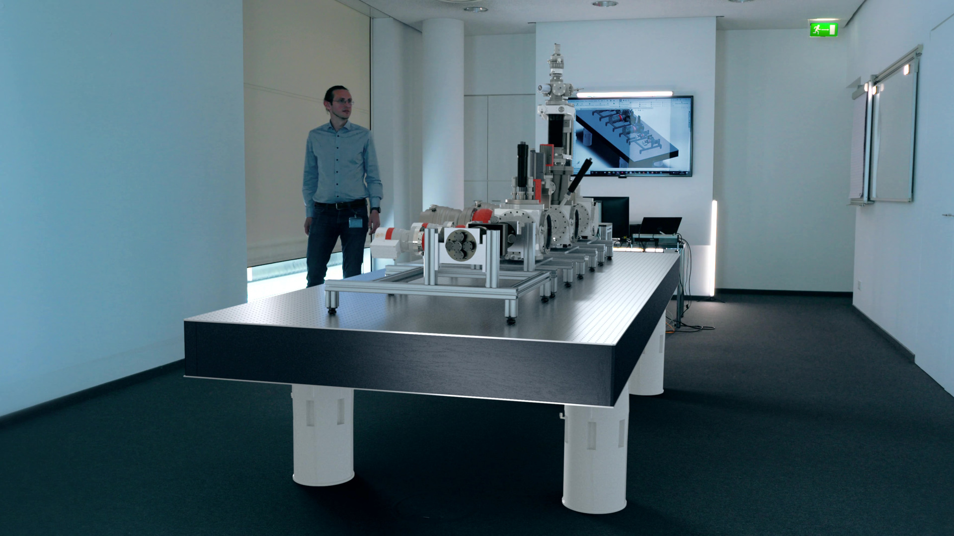 Quantum nanophysics - tracking down the smallest particles