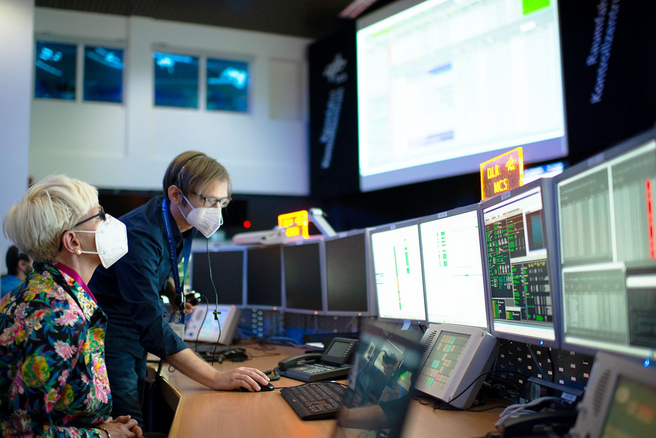 DLR Executive Board Chair Anke Kaysser-Pyzalla in the control room during the commanding test