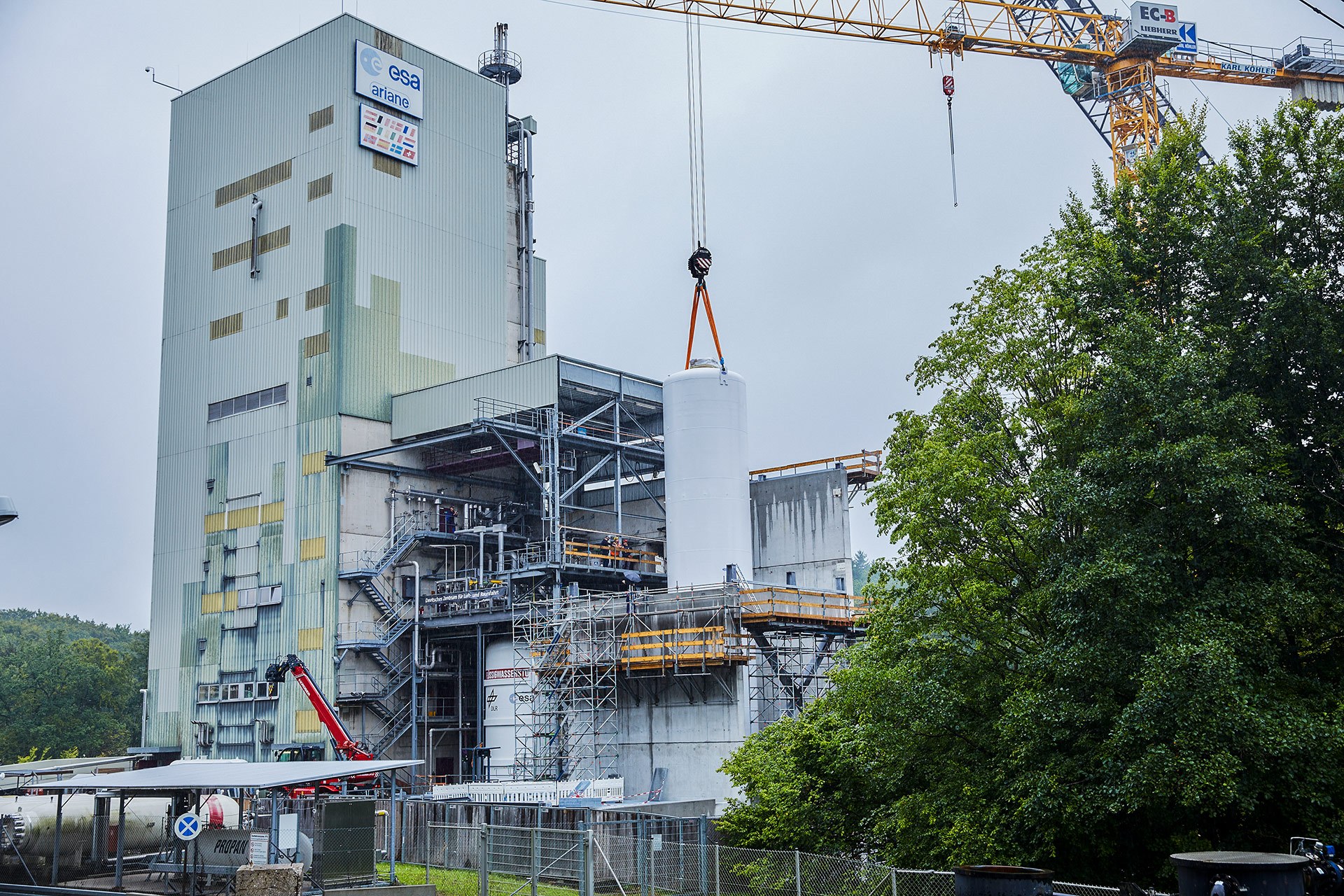 Installation of the methane tank in the ESA P5 test stand