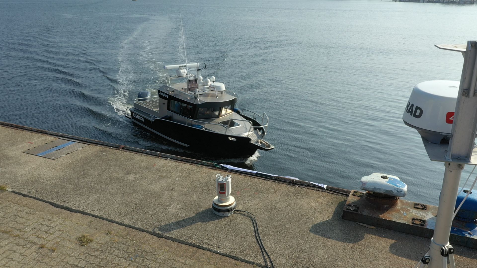 Laser scanner for measuring the distance between the ship and the harbour wall at Hannover Quay in Wilhelmshaven