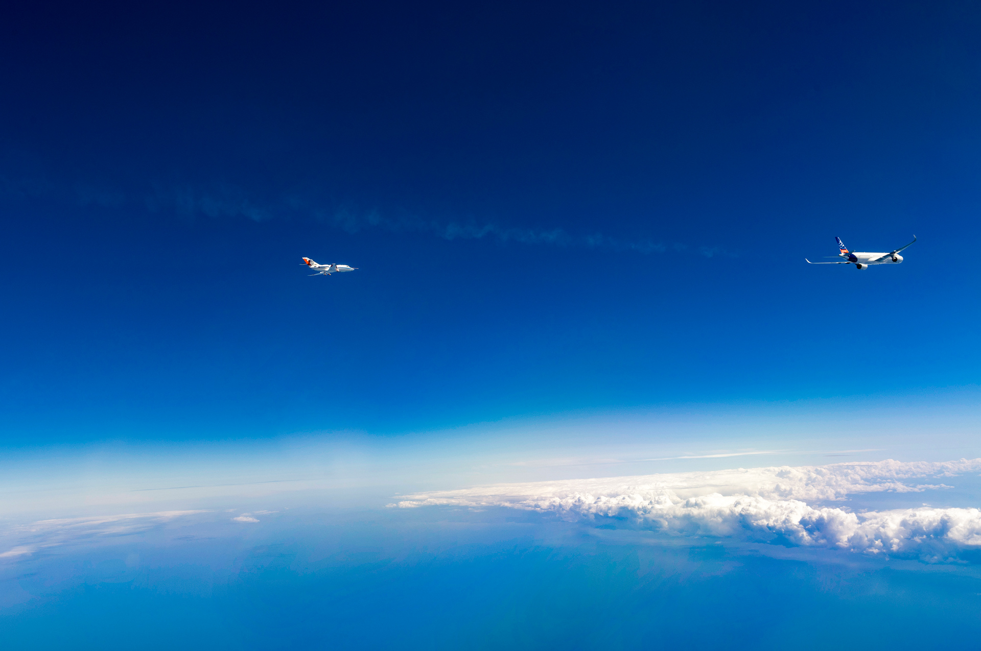 Falcon 20E D-CMET measurement aircraft in the A350’s exhaust plume
