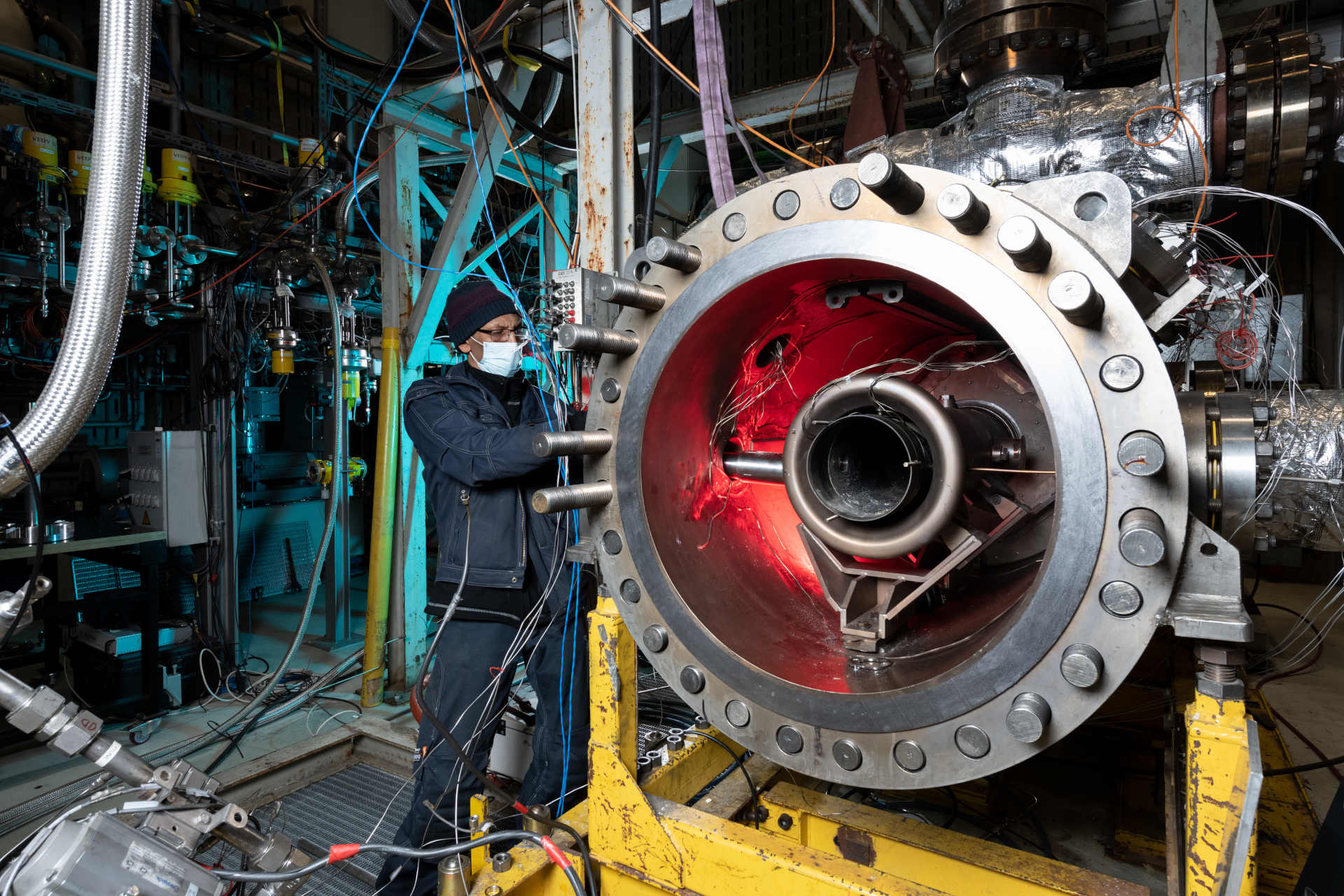 Installation of the probe on the combustion chamber test bed