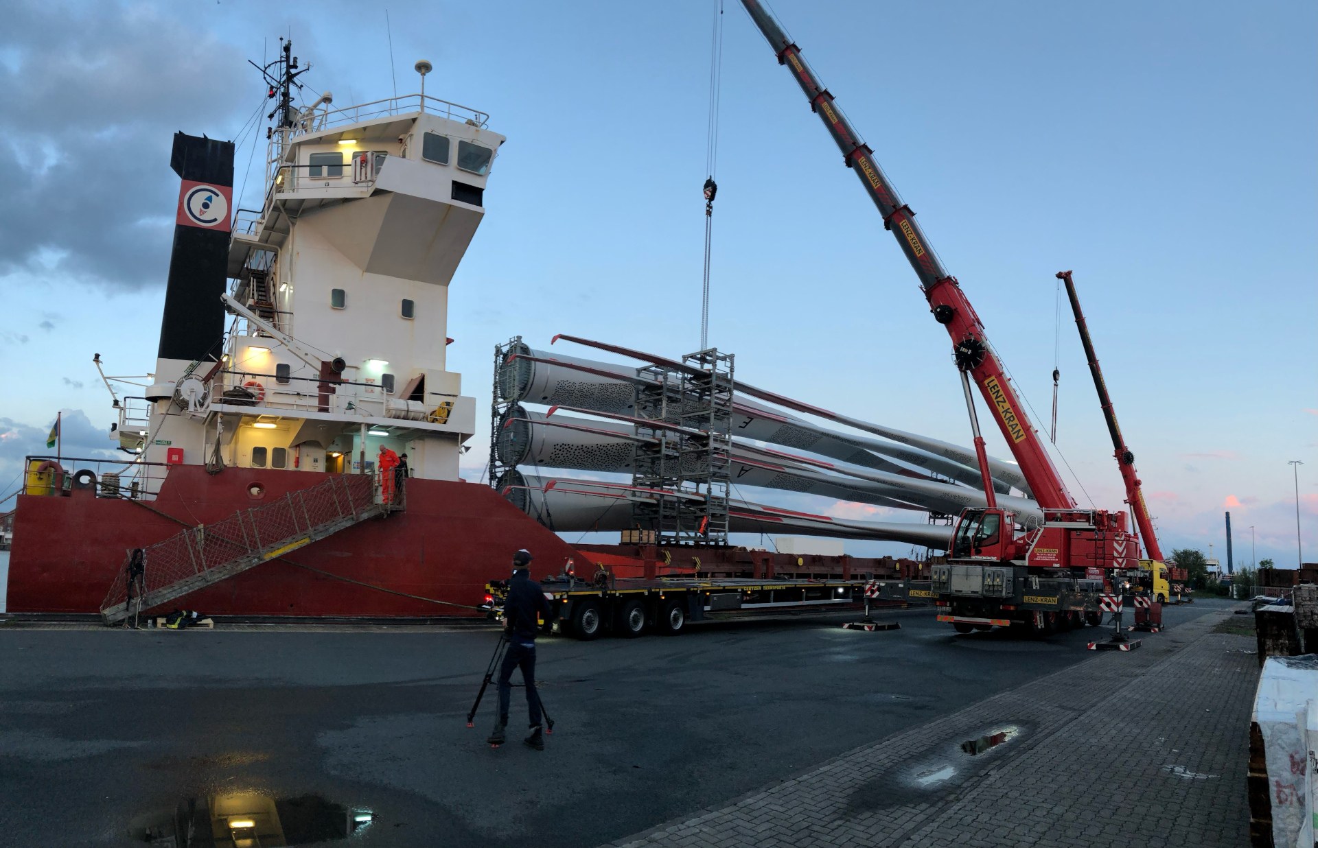 The rotor blades arriving in Bremerhaven