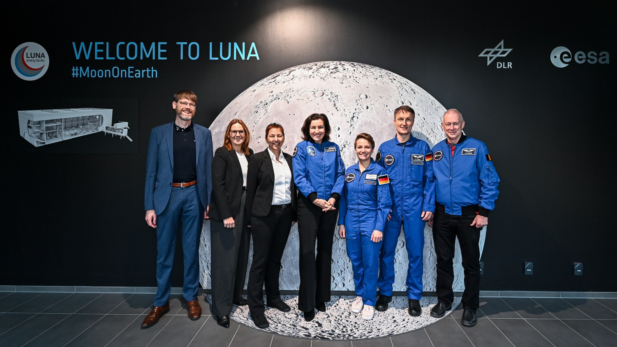 Federal Minister Dorothee Bär visits the LUNA lunar simulation facility in Cologne