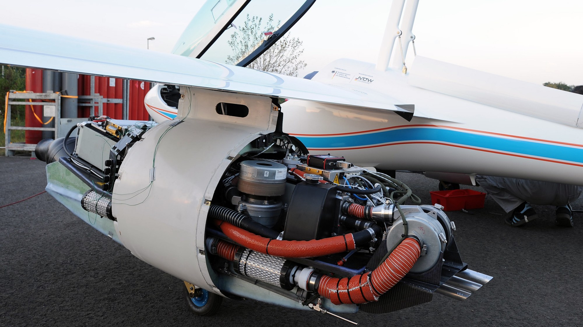 Fuel cell system in the external pod