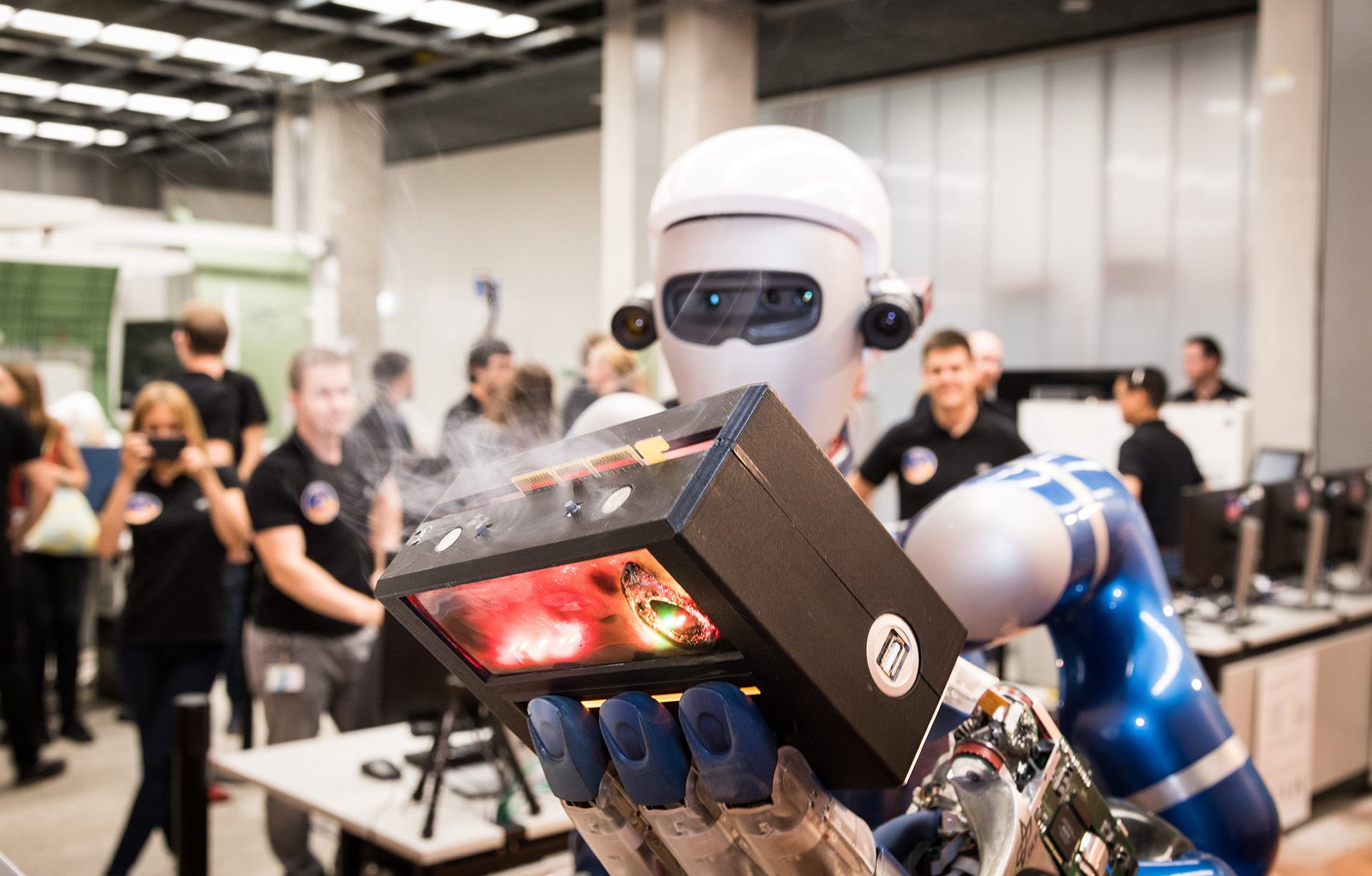 Humanoid robot Rollin' Justin uses its AI for the space mission METERON