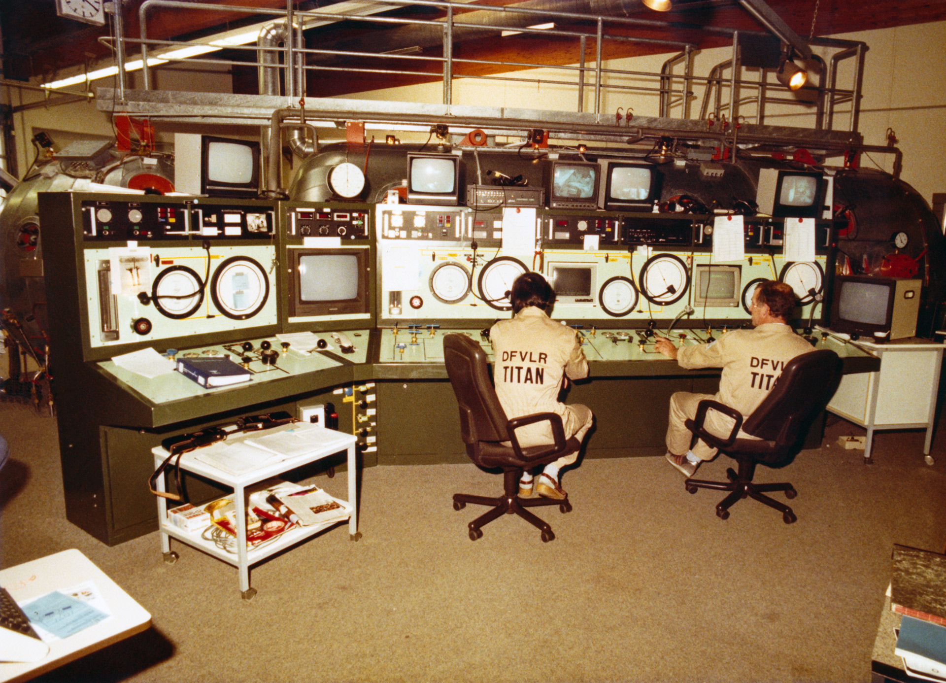 The driving and measuring stand next to the pressure chamber.