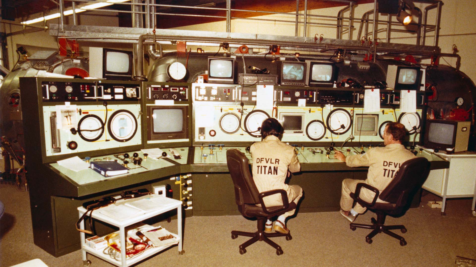 The driving and measuring stand next to the pressure chamber.