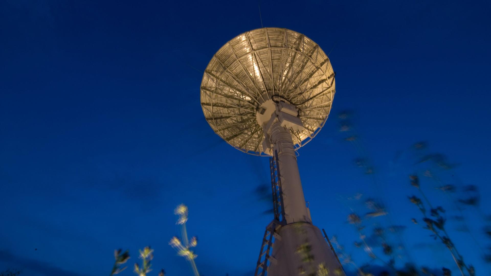 7.3-metre L- / S- / X-band receiving antenna