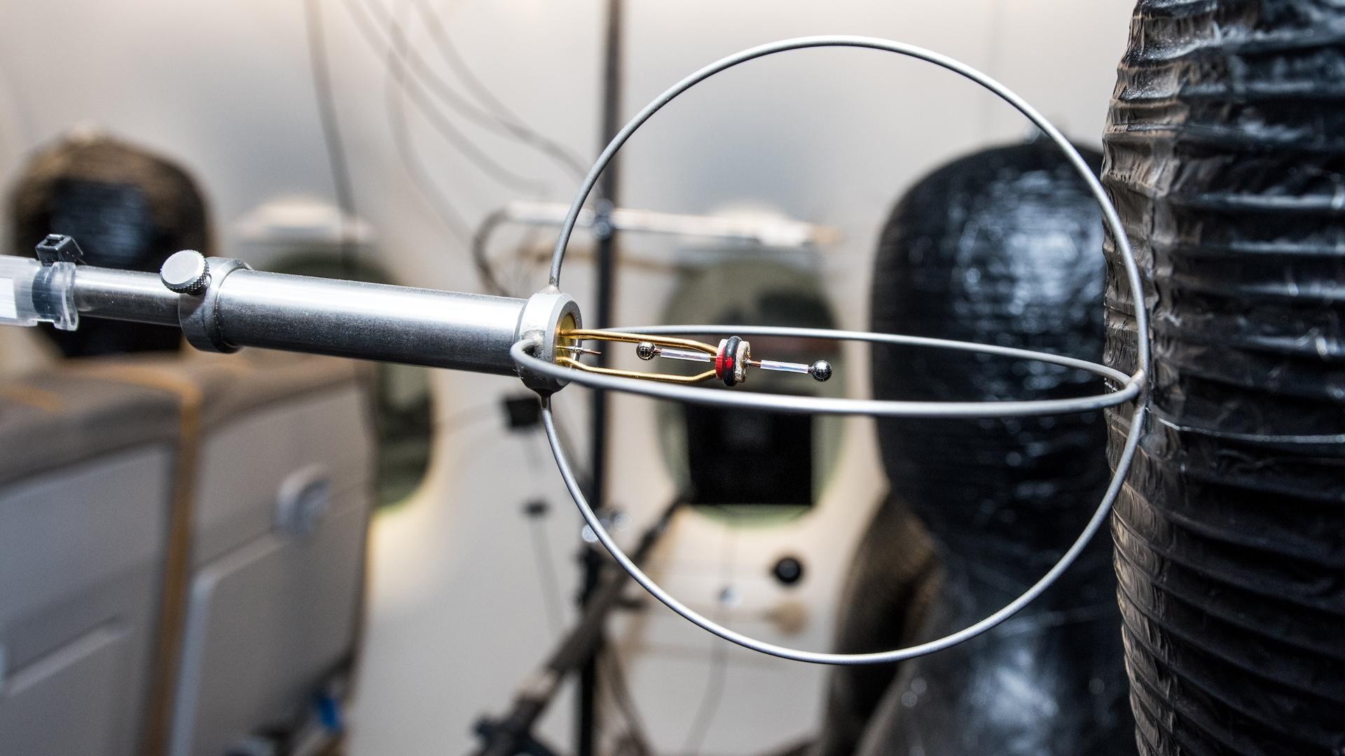 Hot wire anemometer with omnidirectional sensor