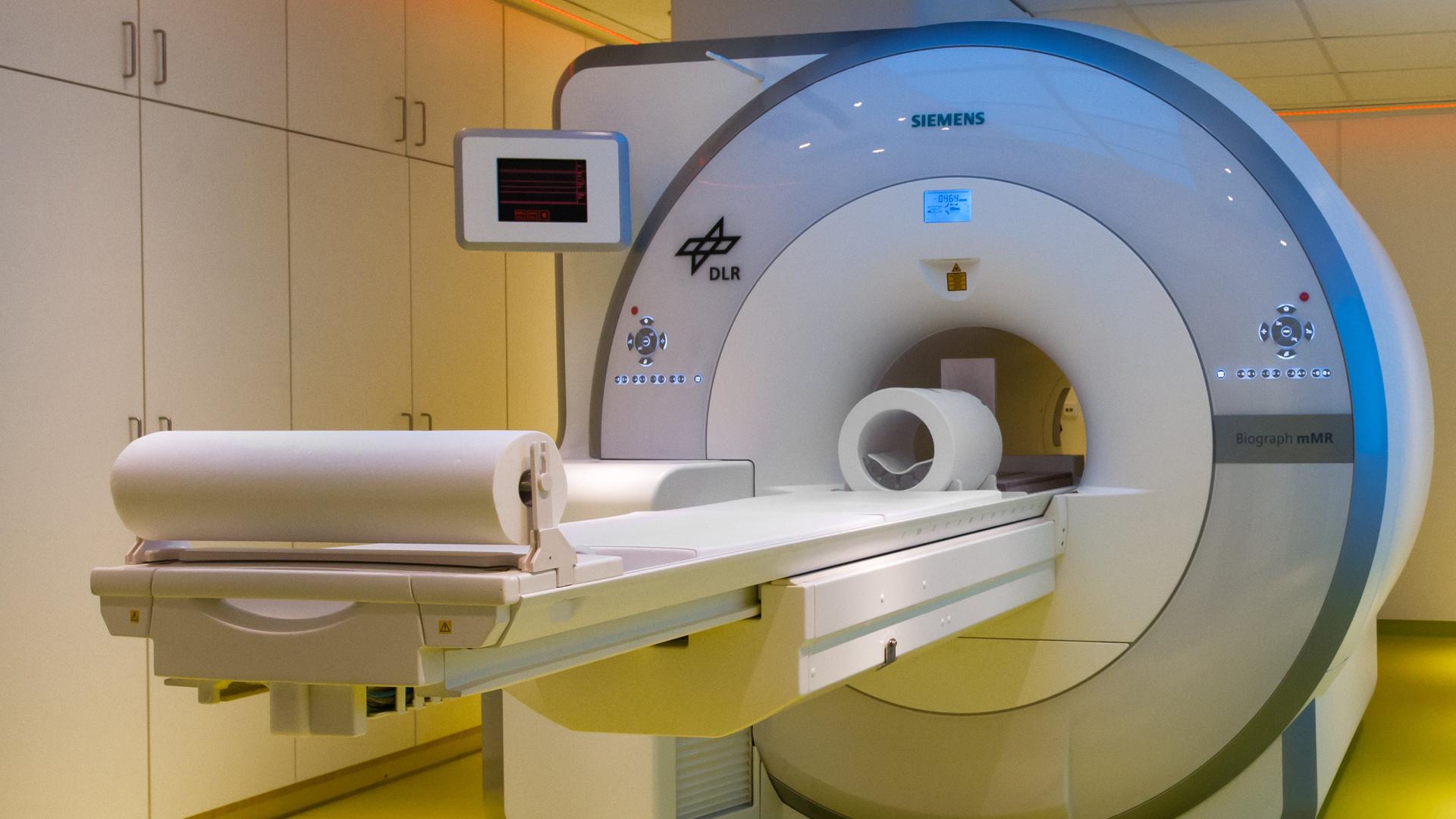 PET-MRI with lower leg coil and foot rest