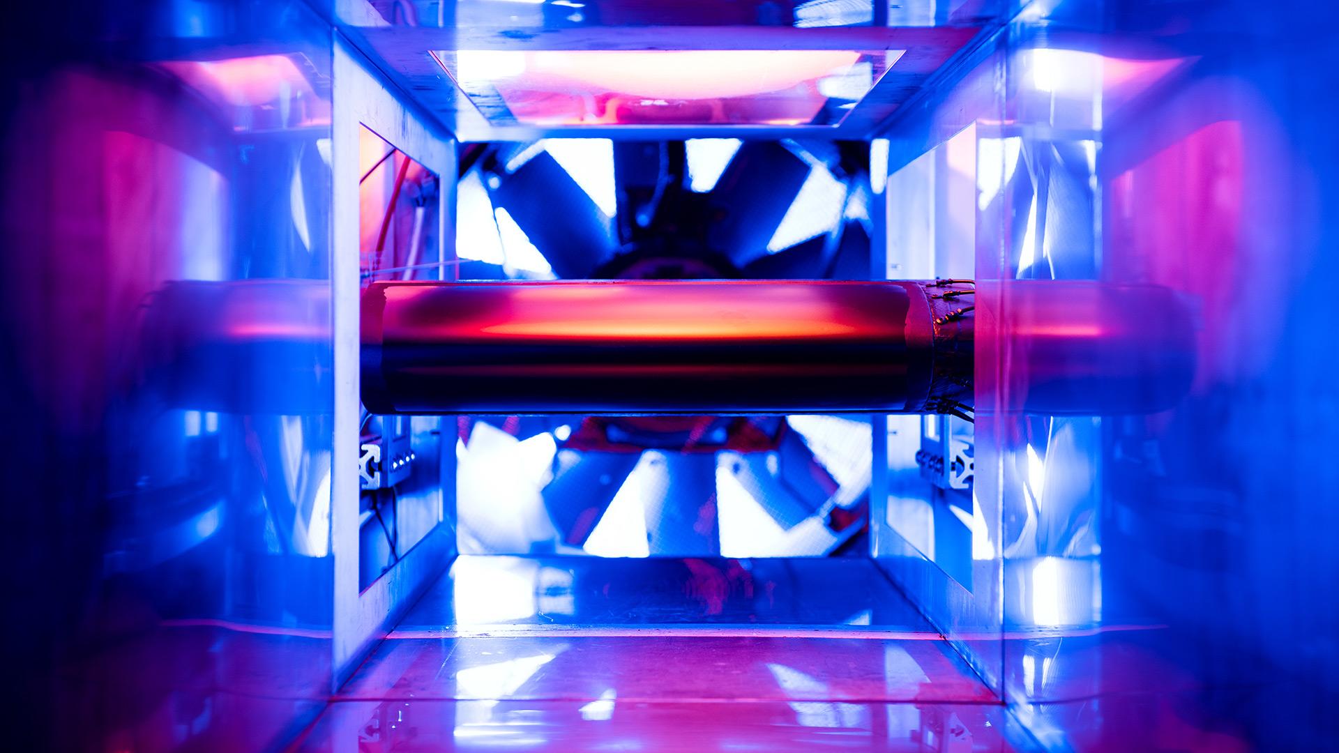A wing leading edge in the de-icing test bench at the Technische Universität Braunschweig, a partner institute of the DLR Institute of Composite Structures and Adaptive Systems.