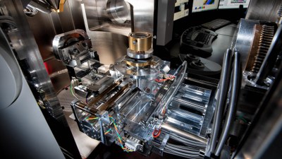 The large sample chamber with the computerised and fully motorised six-axis sample table