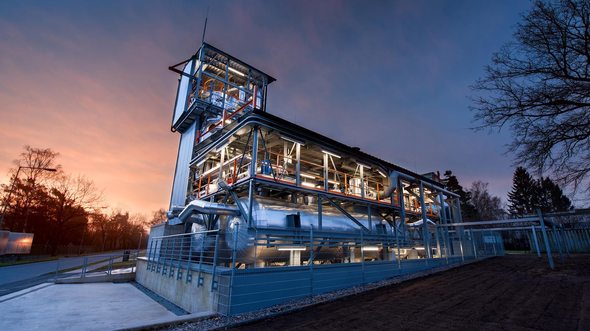 This large-scale research facility is used to develop and improve thermal storage capabilities and the molten salt technology that is used to store energy produced from renewable sources