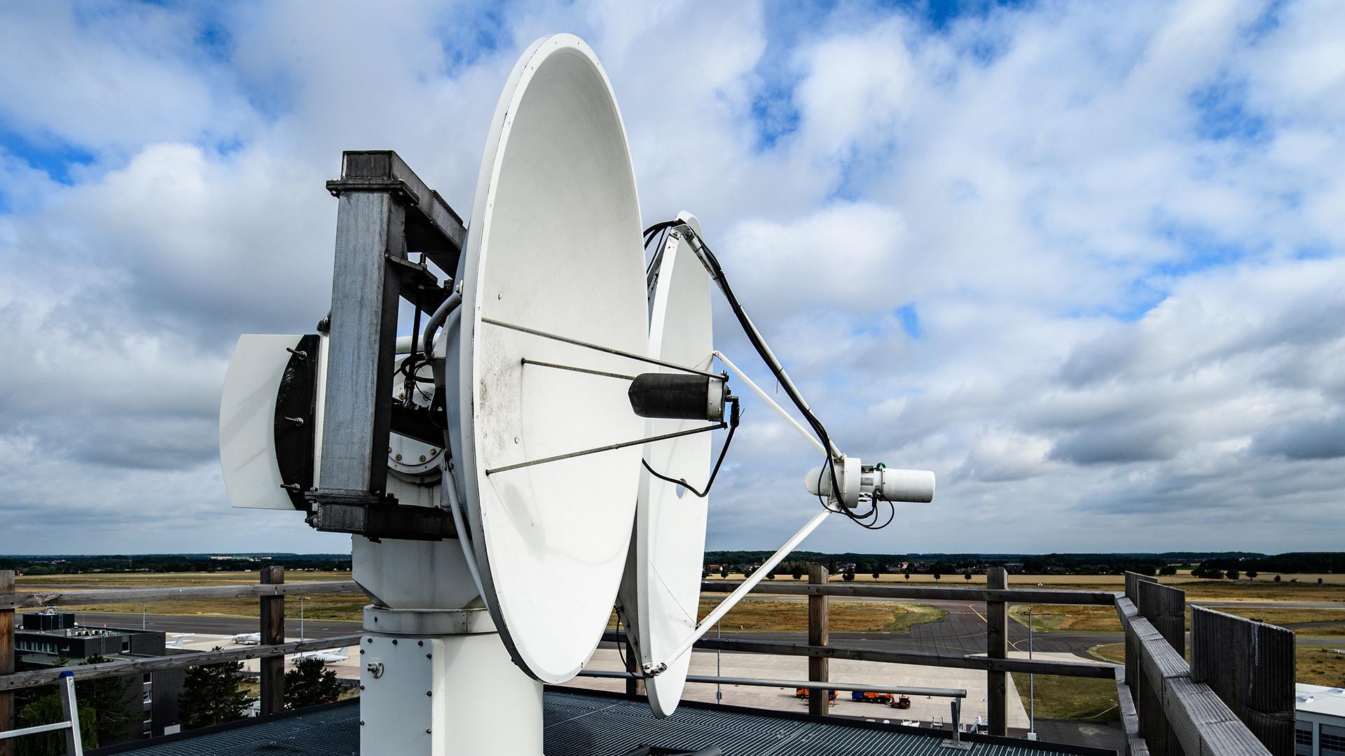 Steerable antenna system