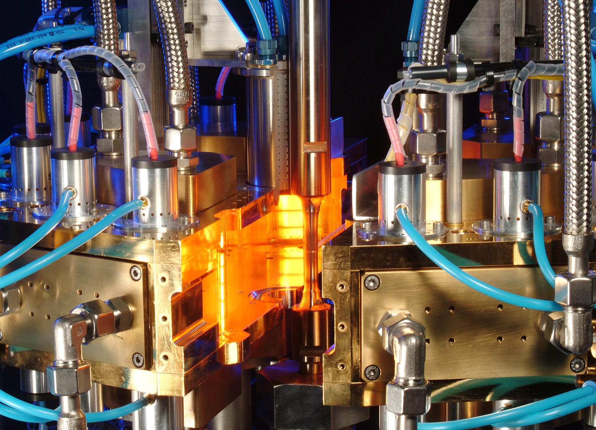 Mirror furnace of the thermal gradient mechanical fatigue (TGMF) test facility