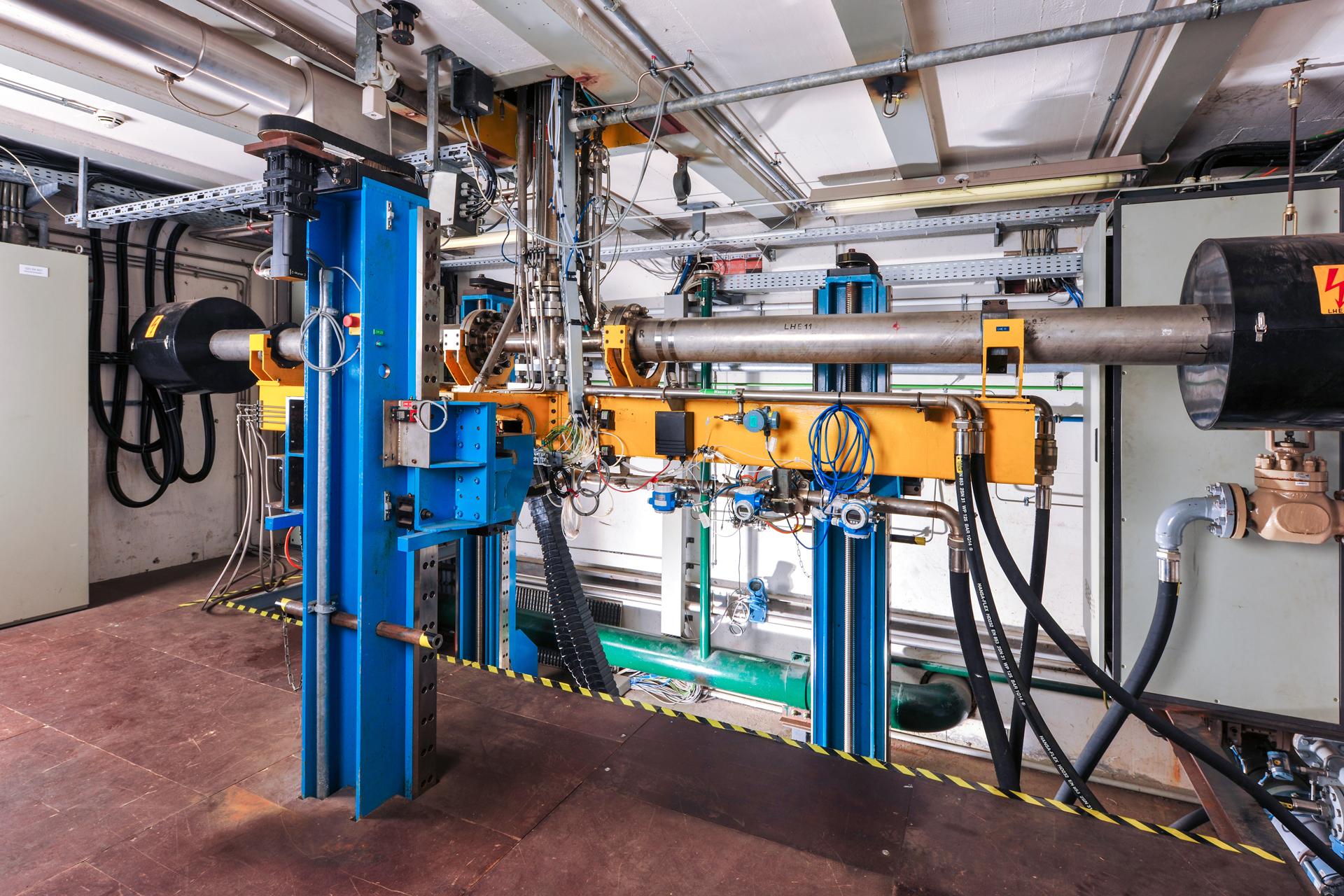 Traversing unit with electric air heaters