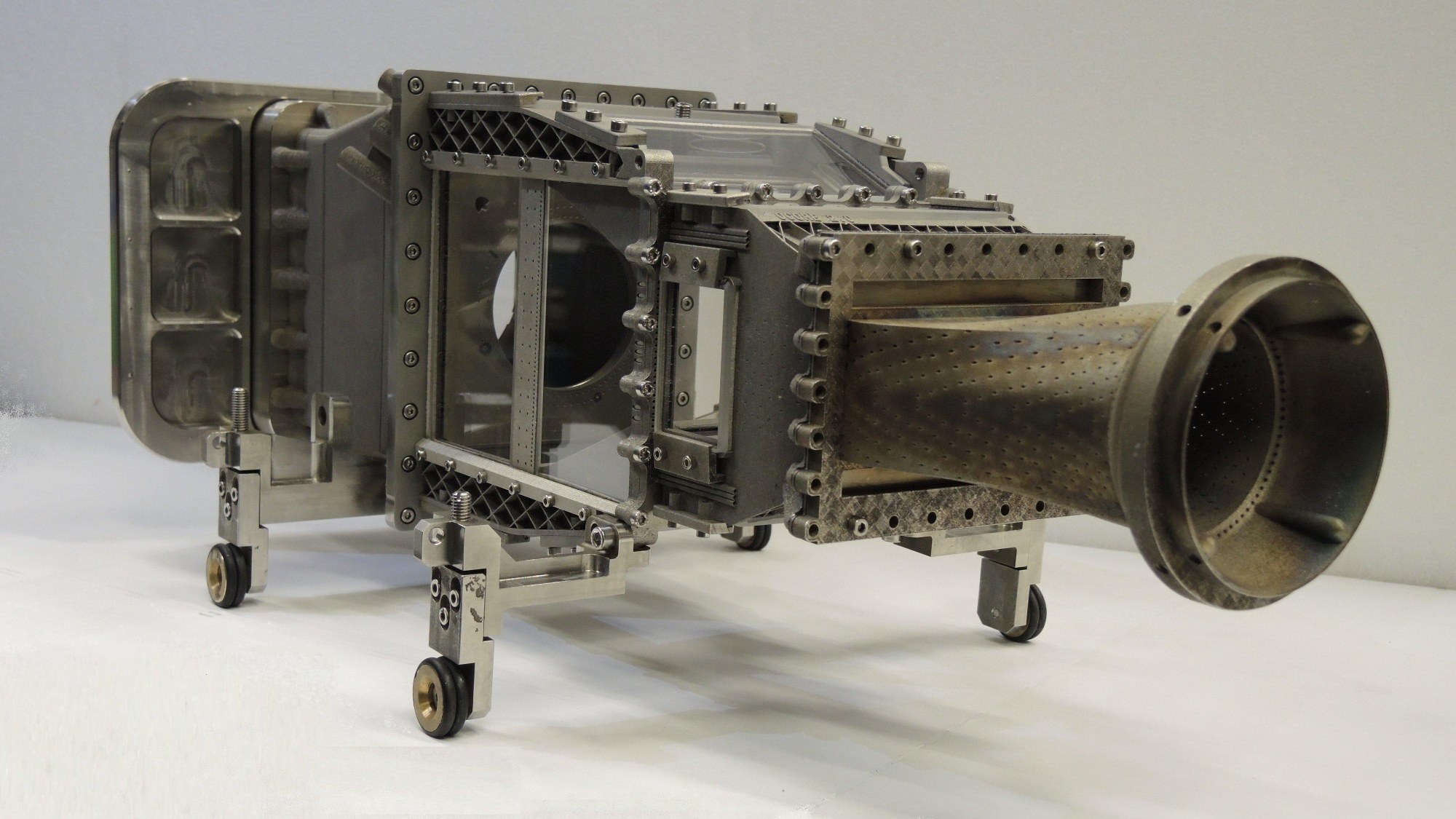 Thin combustion chamber