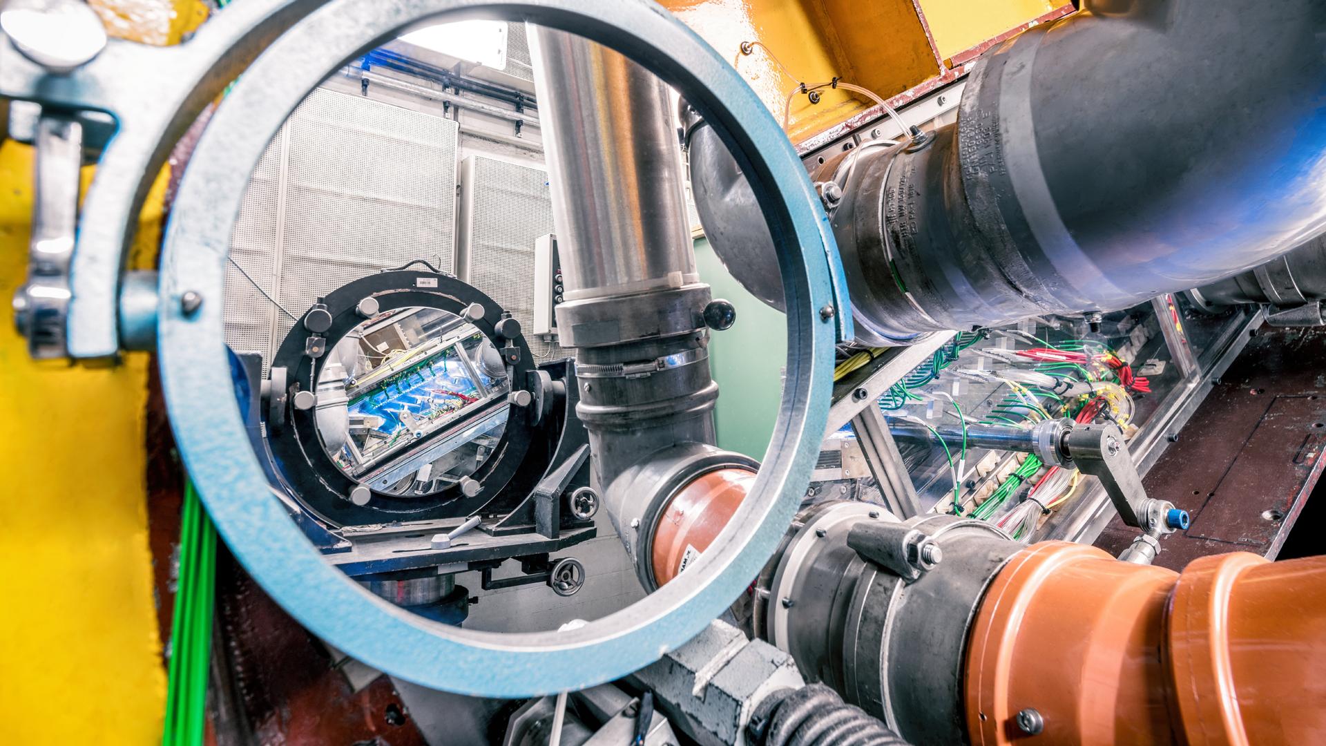 Compressor cascade in the mirror of the Schlieren optics