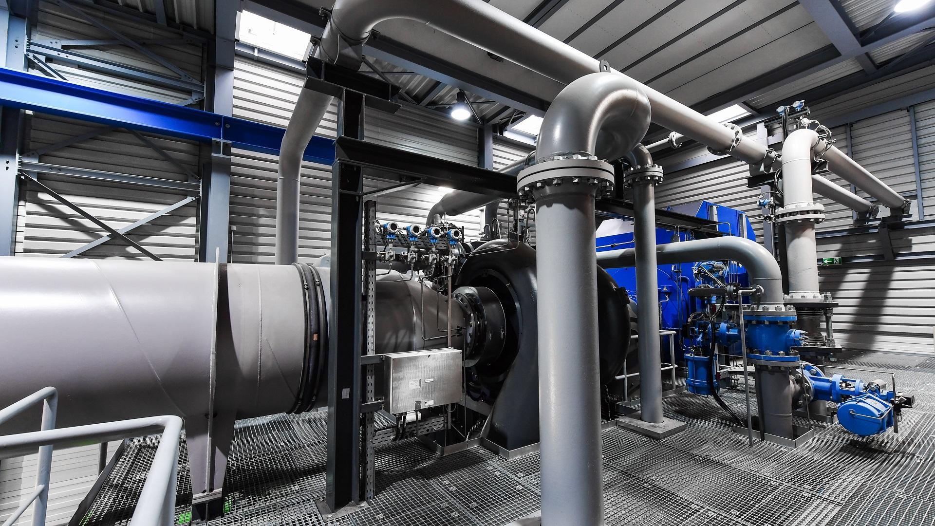 Compressed air supply for wind tunnels and combustion chambers