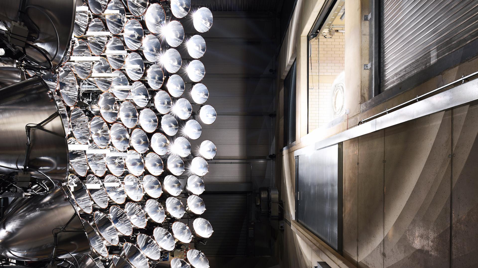 Lights out, spots on – up to 121 spotlights can be aligned to one focal point. For this image, the photographer took 121 individual photos, each with one illuminated spotlight, and subsequently assembled them into a complete image.