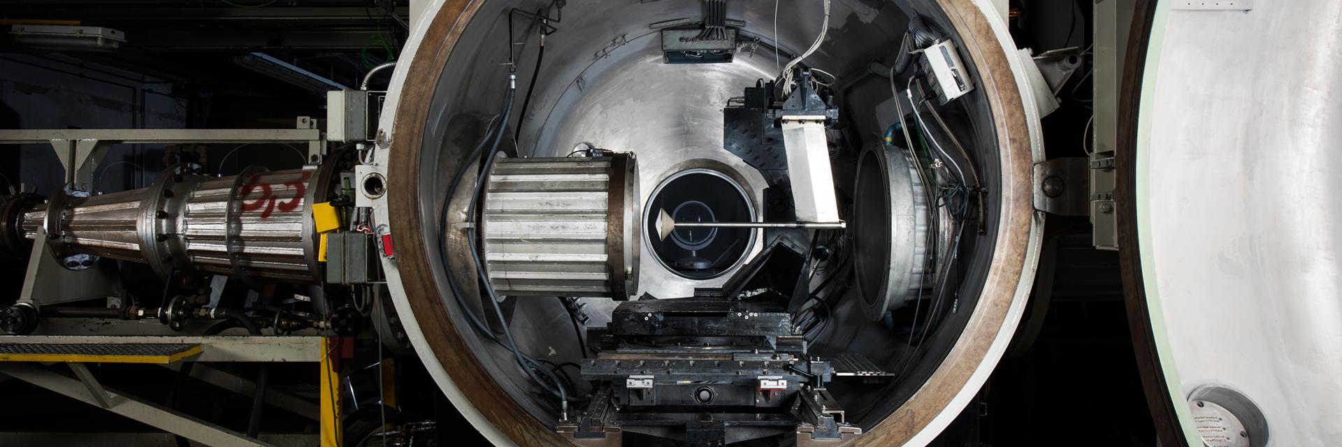Contoured nozzle of the hypersonic wind tunnel H2K with the ExoMars-Schiaparelli model