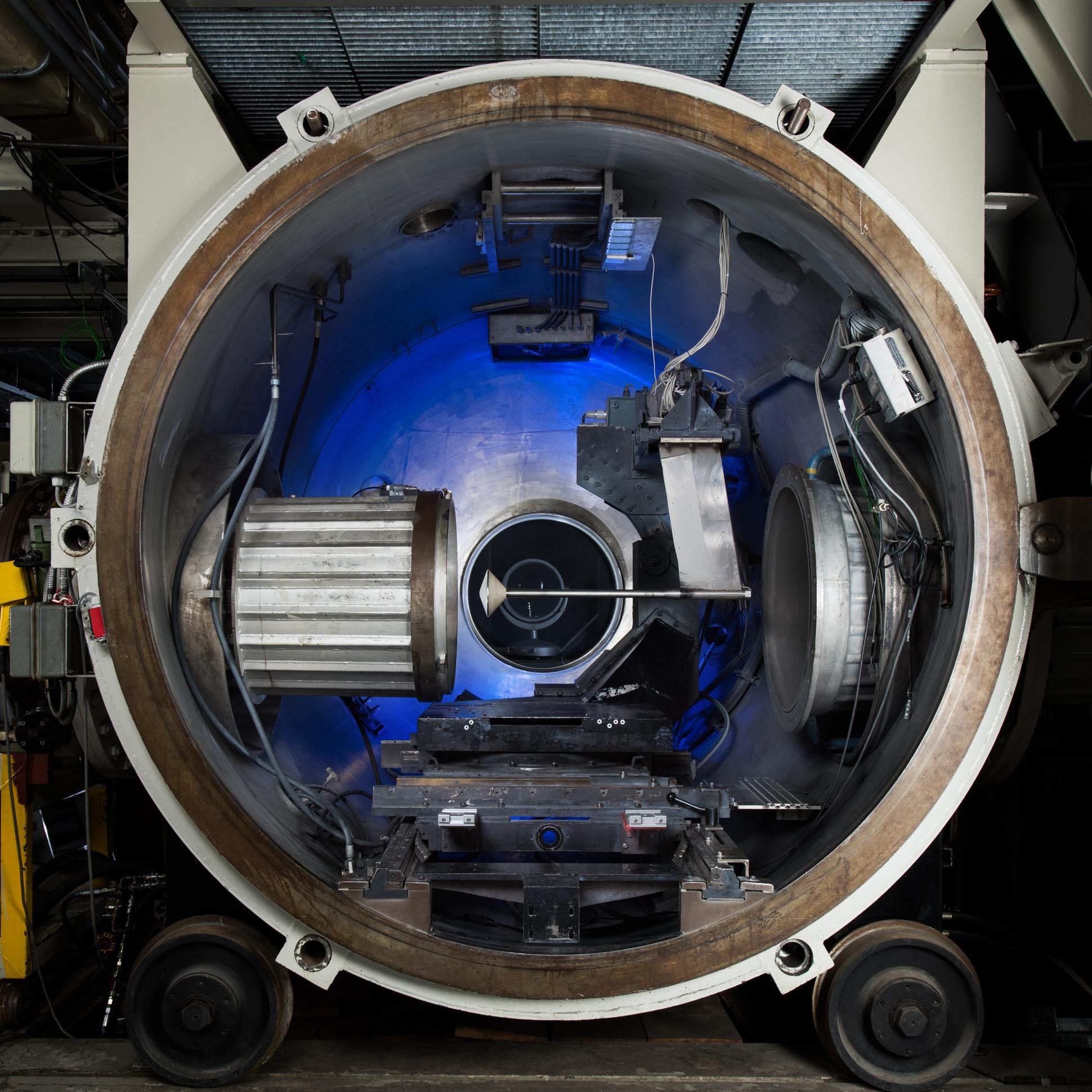 Model of ExoMars Schiaparelli in the measurement chamber of the hypersonic wind tunnel H2K