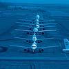 Flugzeuge warten auf die Starterlaubnis